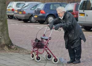 Met uw rollator veilig de stoeprand en drempel op en af